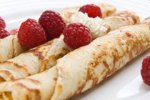 Блинчики с малиной и взбитыми сливками