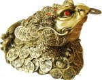 Трехлапая жаба с монеткой во рту