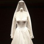 Количество желающих увидеть королевское свадебное платье не уменьшается