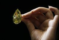 Уникальный "золотой" бриллиант продан за рекордную цену