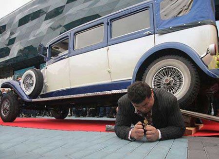 Наибольший автомобильный вес, переехавший человека &mdash; 3 т 213 кг